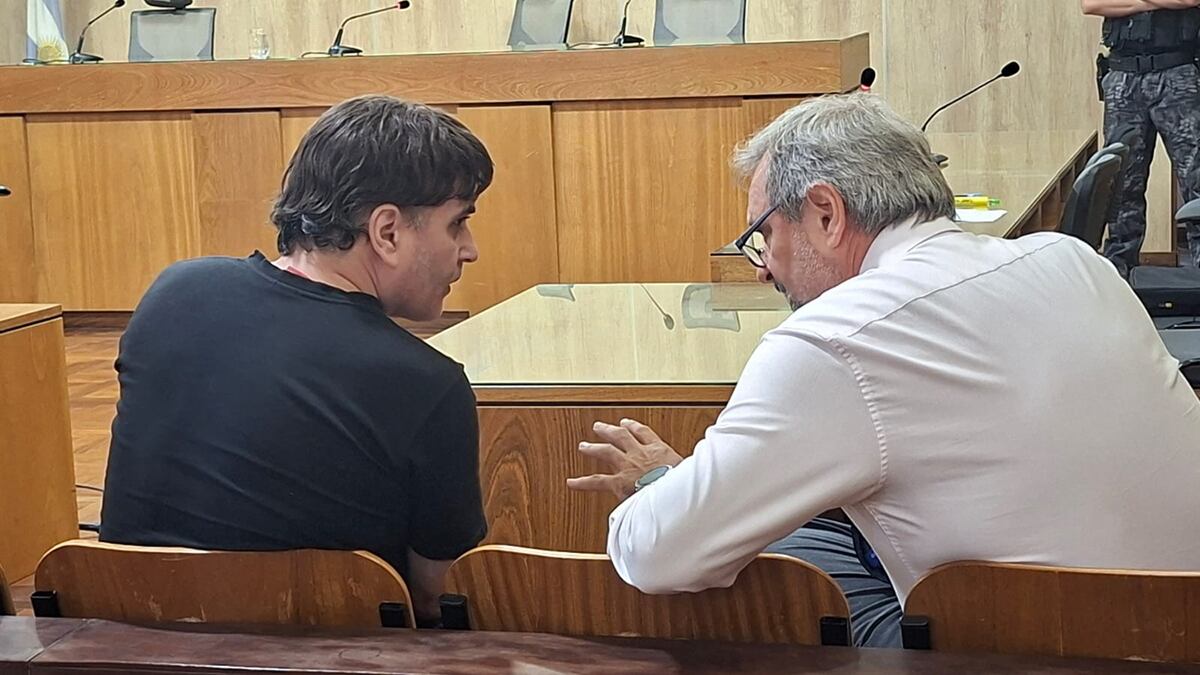 Defensa. "Meteoro" Suárez dialoga con su defensor, Jorge Cassina. (José Hernández / La Voz)