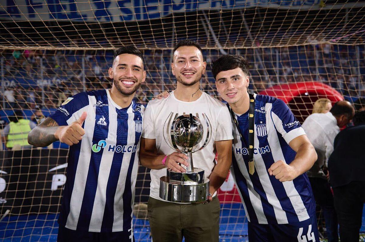 Nahuel Bustos, Santiago Fernández y el representante de ambos Emmanuel Juárez. (Foto: IG)