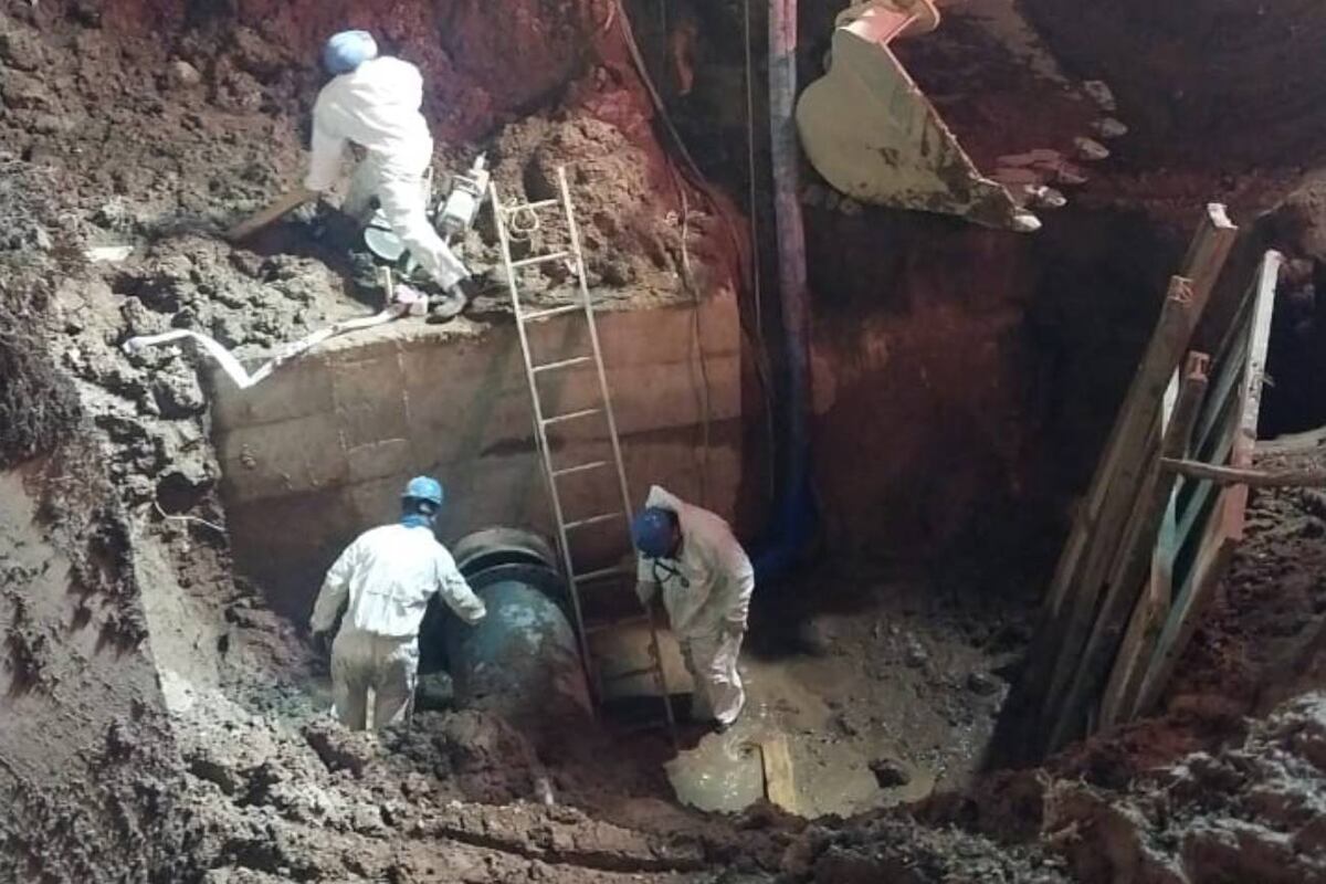 Con una excavadora personal de Aguas Cordobesas trabaja en El Tropezón.