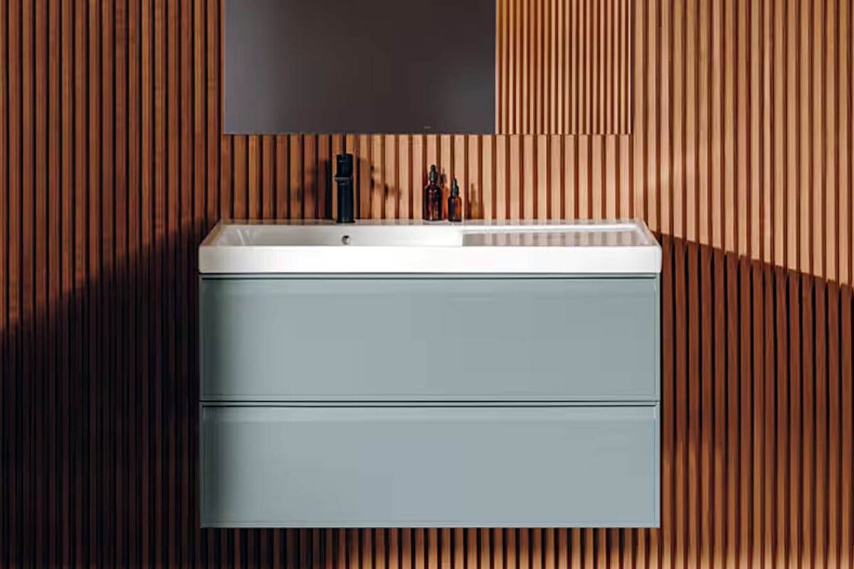 Los muebles suspendidos aportan metros y estilo al baño