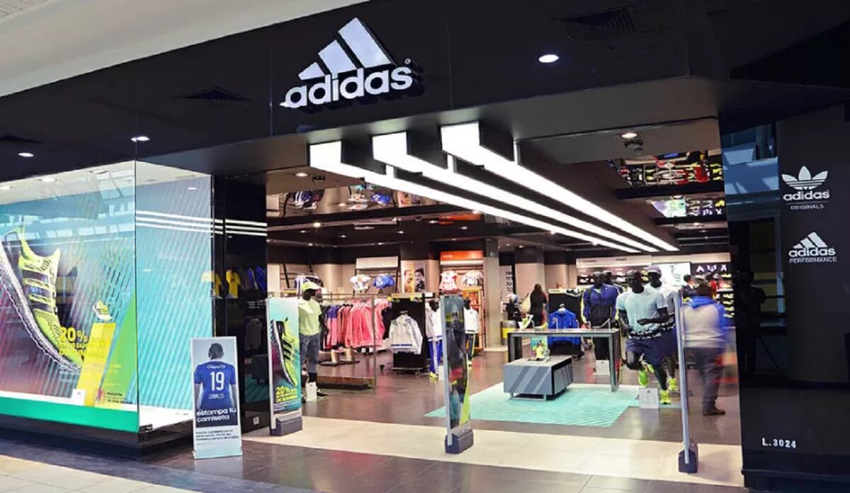 Lo recomendable para conseguir zapatillas baratas es dirigirse a outlets o grandes centros comerciales como el Costanera Center.