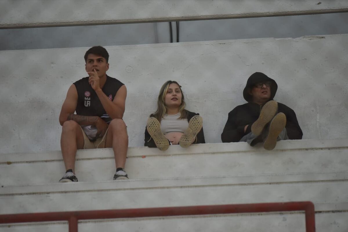 Copa Córdoba. Los hinchas de Instituto en el Monumental de Alta Córdoba, antes del partido con Talleres. (Javier Ferreyra / La Voz)