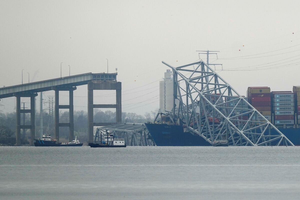 Un buque portacontenedores descansa sobre los restos del puente Francis Scott Key el miércoles 27 de marzo de 2024, en Baltimore, Maryland. Los esfuerzos de recuperación se reanudaron el miércoles para los trabajadores de la construcción que se presumen muertos después de que el carguero chocó contra un pilar del puente, provocando el estructura colapsar. (Foto AP/Matt Rourke)