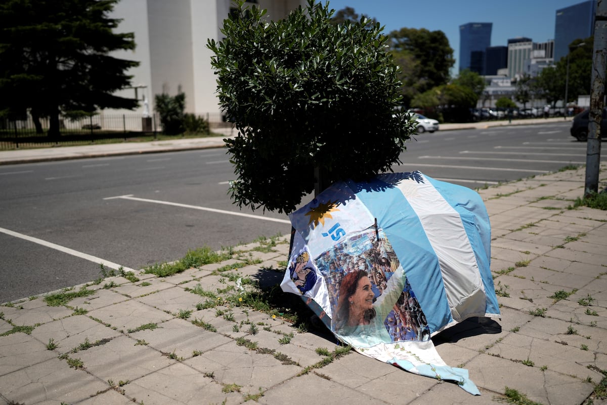 Condena a Cristina Kirchner. Los seguidores de CFK al escuchar el fallo. (AP)