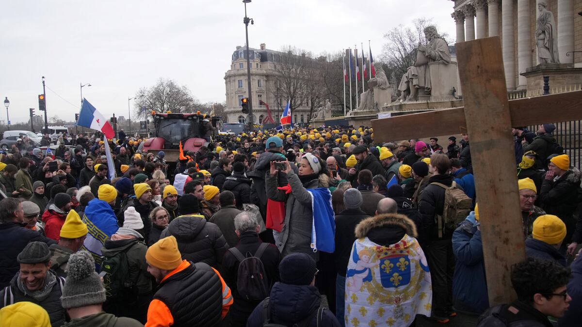 Agricultores franceses se manifiestan frente a la Asamblea Nacional mientras protestan contra la intención de la Unión Europea de avanzar con el acuerdo comercial del Mercosur con cinco países de América del Sur, el jueves 8 de enero de 2026, en París. (Foto AP/Christophe Ena)