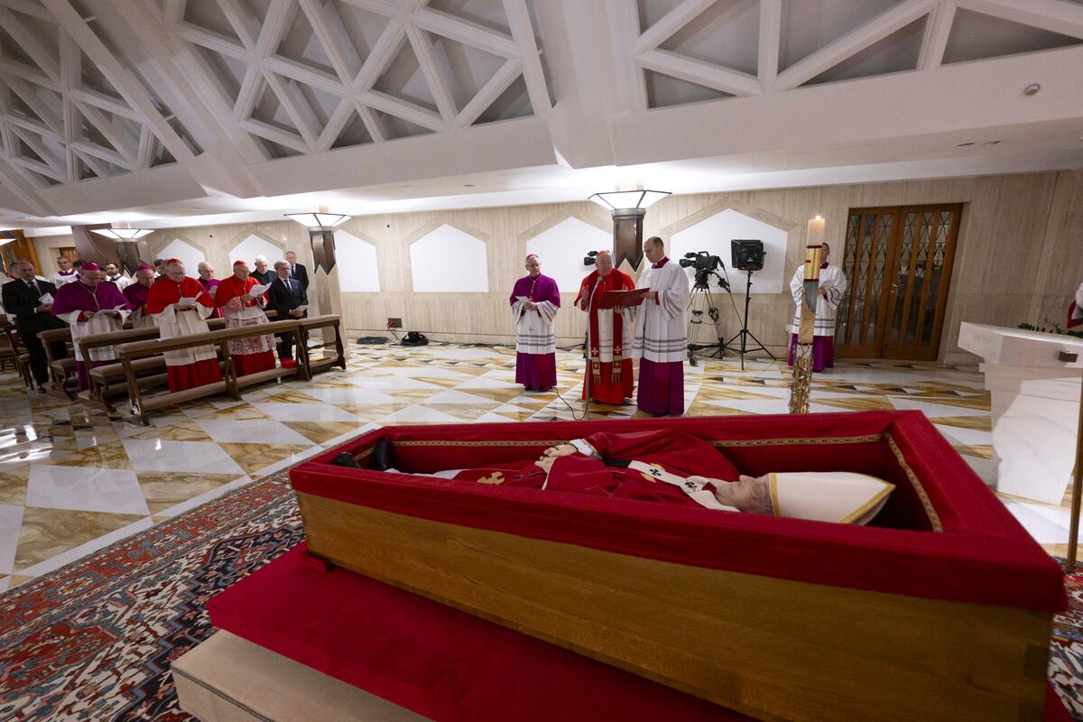 Difunden las primeras imágenes del papa Francisco en su velatorio en el Vaticano. (AP)