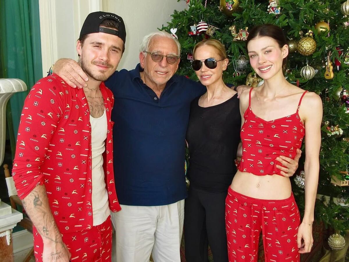 Brooklyn Beckham y Nicola Peltz junto a Nelson Peltz y su esposa.