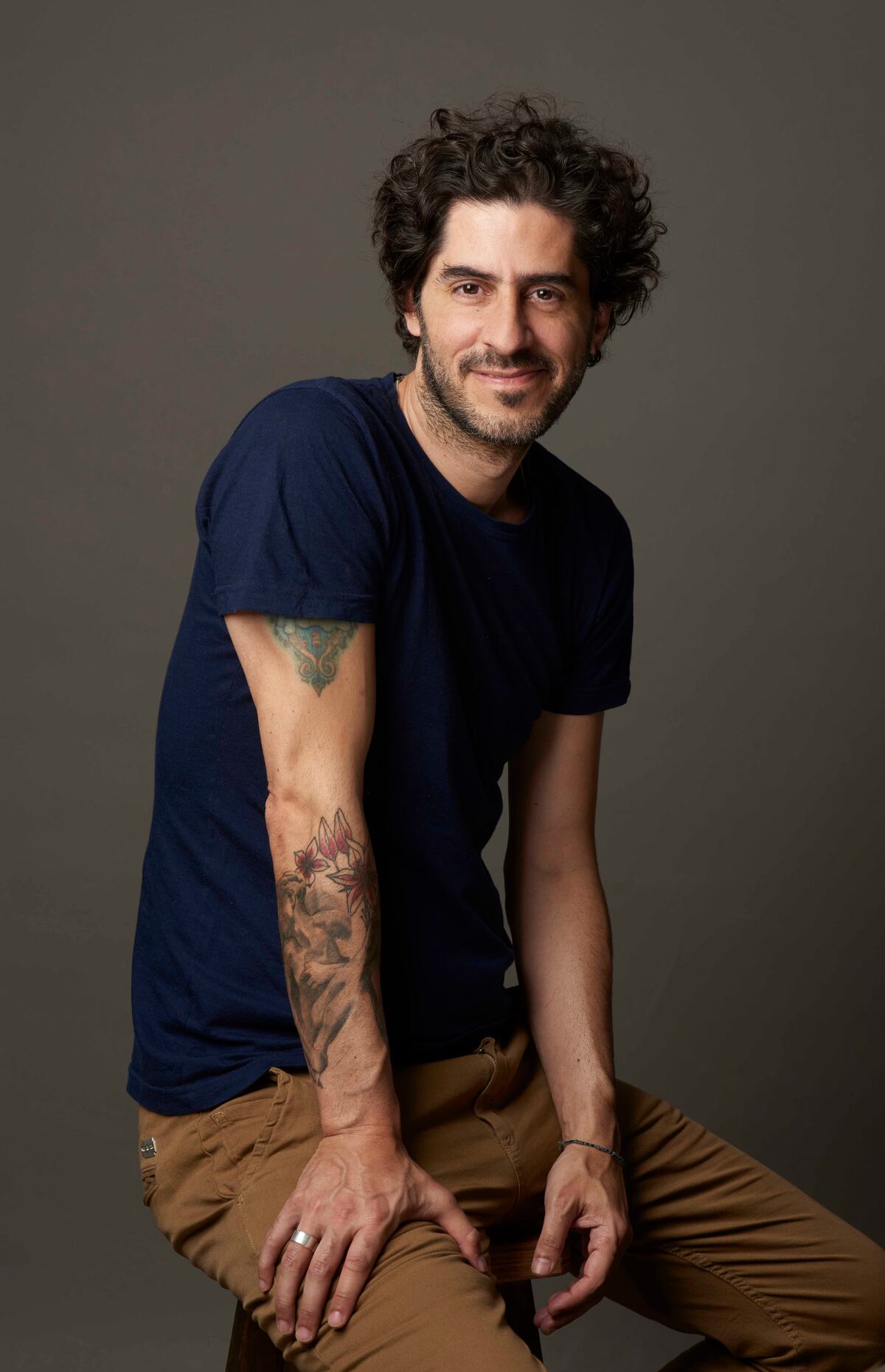 A la par de sus libros y tiras diarias, Tute está preparando la segunda temporada de Preguntas dibujadas, su ciclo de entrevistas intimistas, por YouTube, donde consulta a la gente por el ego, la vida y la muerte. Foto: Alejandra López / prensa.