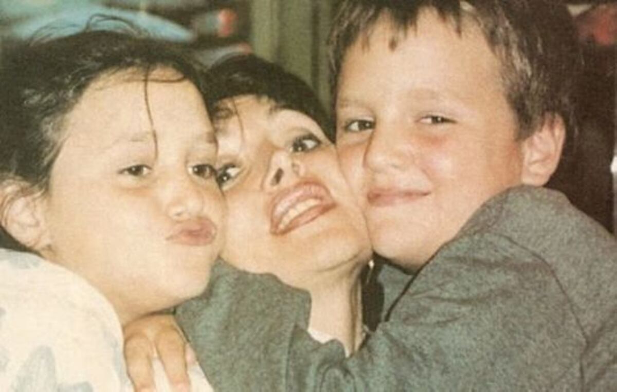 Gilda junto a sus hijos.