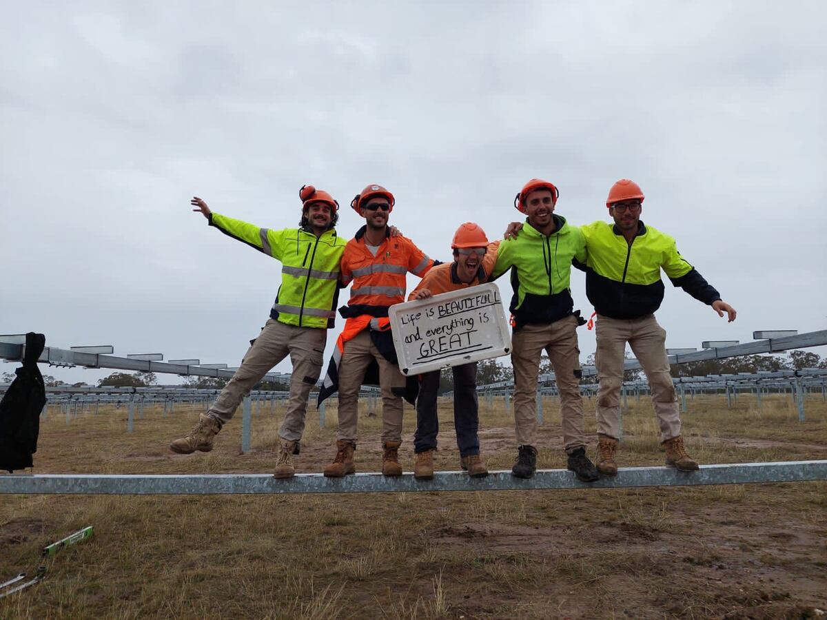 Vicente Polimeni en una granja solar en Australia, en uno de sus primeros trabajos cuando emigró. Ahora se dedica a la carpintería. (Gentileza)