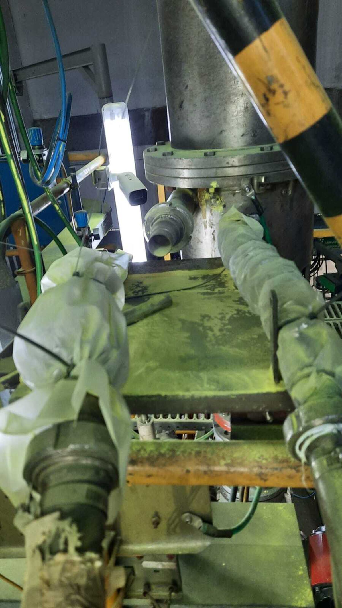 El chequeo determinó que esta foto es real. "Los fragmentos de vidrio sobre la chapa de diamante están dispersos de forma aleatoria. Se observa polvo y fibras blancas (posiblemente material aislante) enganchadas en las asperezas del metal, lo cual es un indicador de un entorno físico real y no renderizado", dice el reporte de Notebook LM.