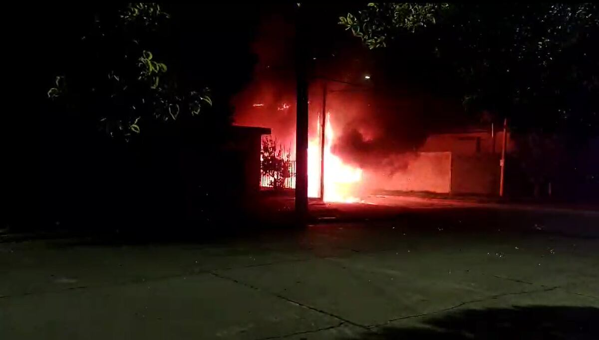 Se incendió un colectivo en la ciudad de Córdoba. (Captura de pantalla)