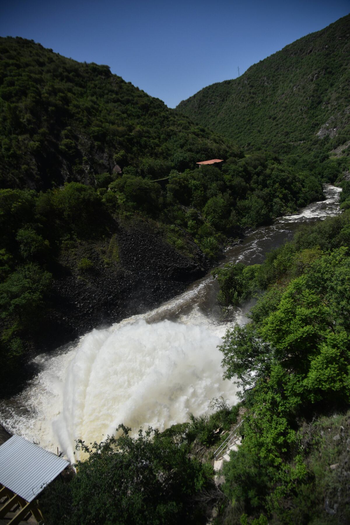 Abrieron las válvulas del Dique San Roque y se formó la "cola de novia". (Pedro Castillo/La Voz)