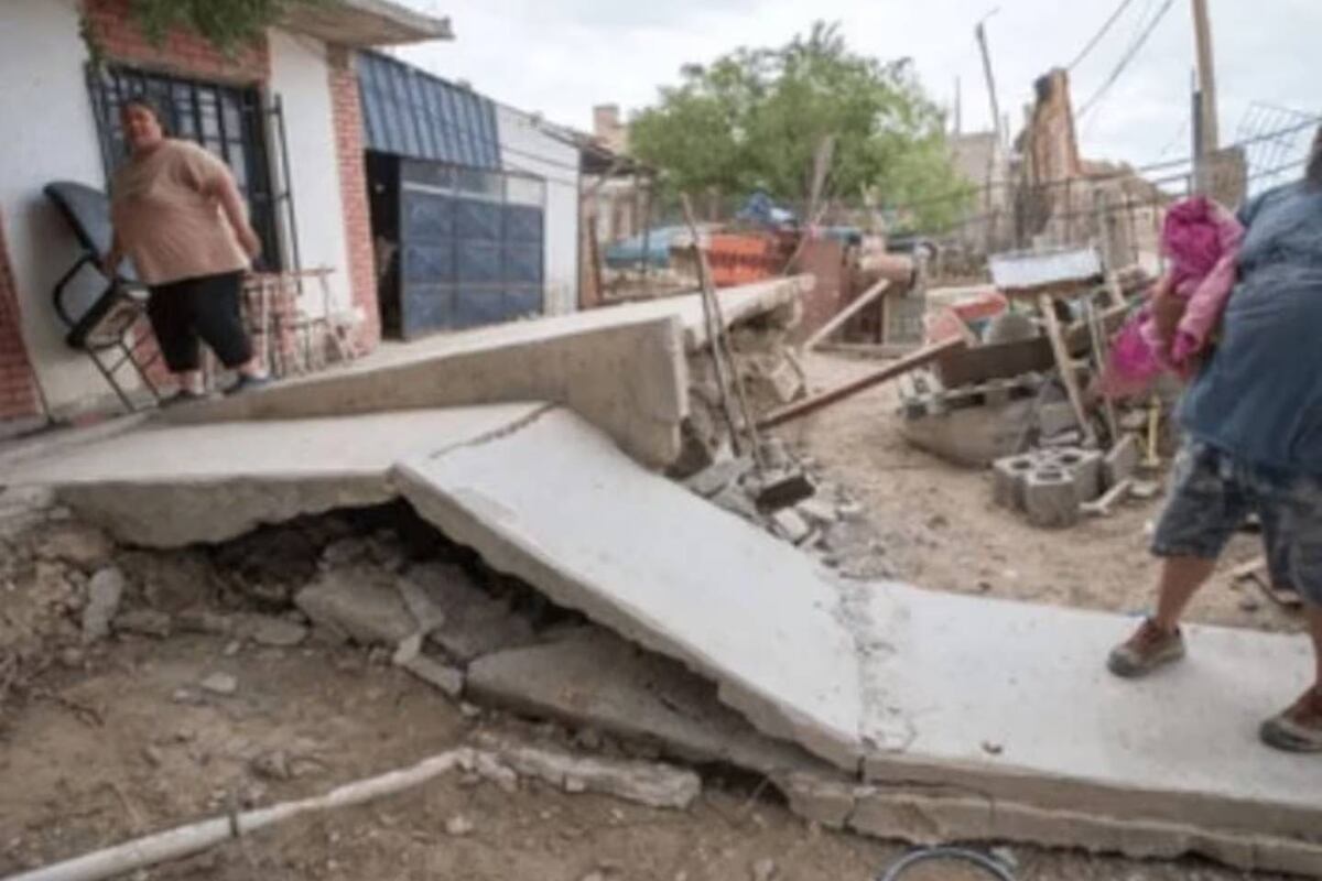 Comodoro Rivadavia. Más de 90 familias fueron evacuadas por un desplazamiento del cerro Hermitte. (TN)