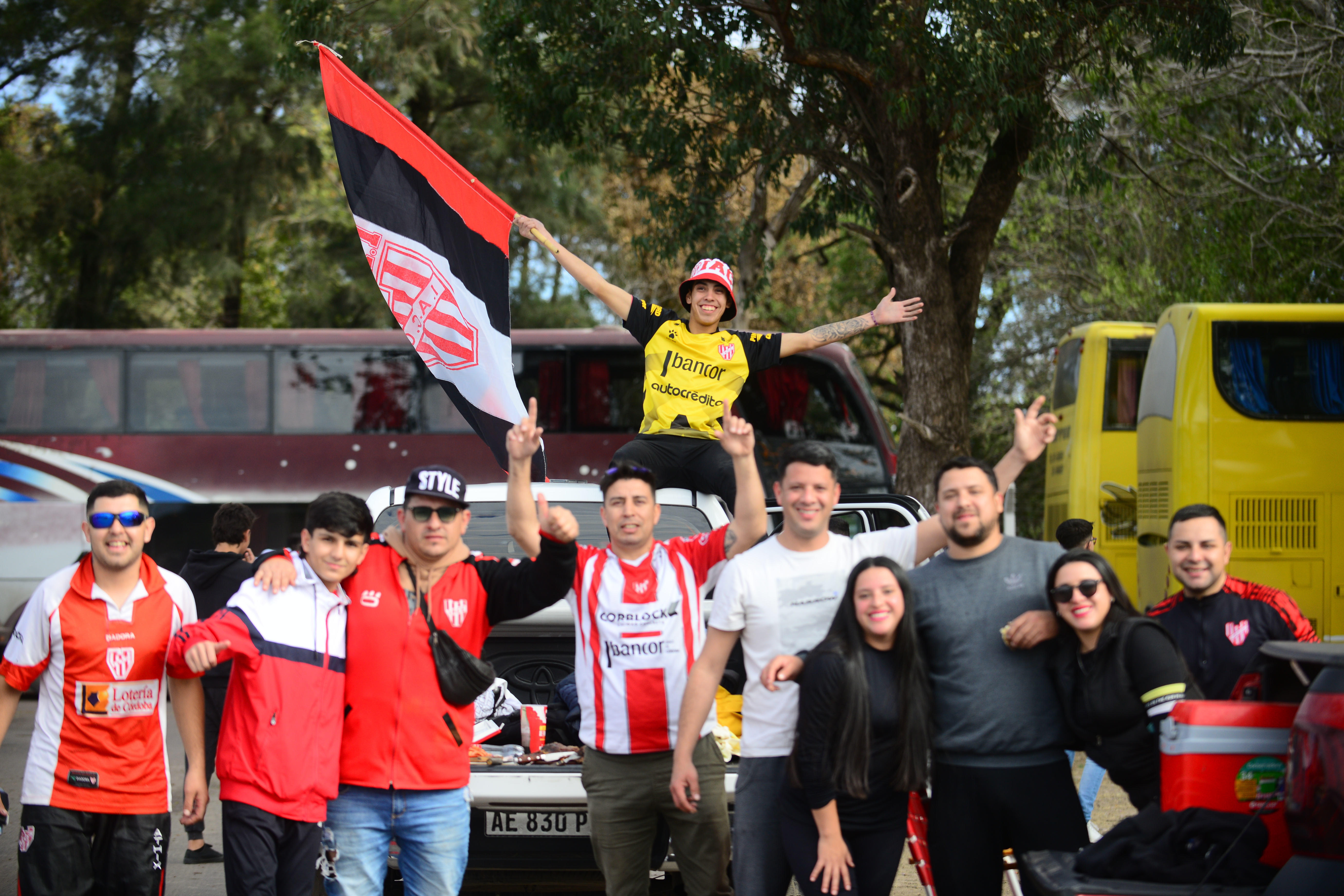 Los hinchas de la Gloria estuvieron presentes en Santiago.
