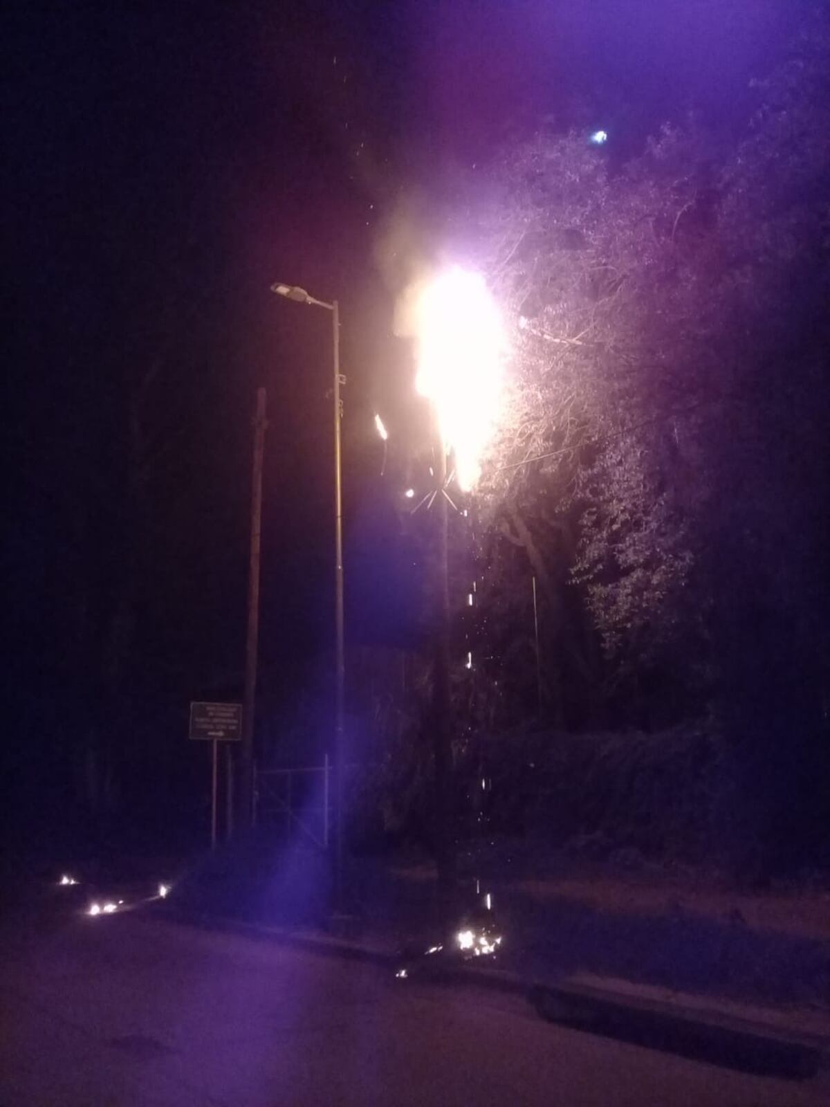 El poste en el momento del incendio.