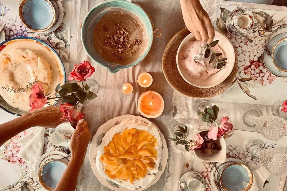 Lo moderno se encuentra con lo vintage, sobre todo con la vajilla heredada de la abuela.