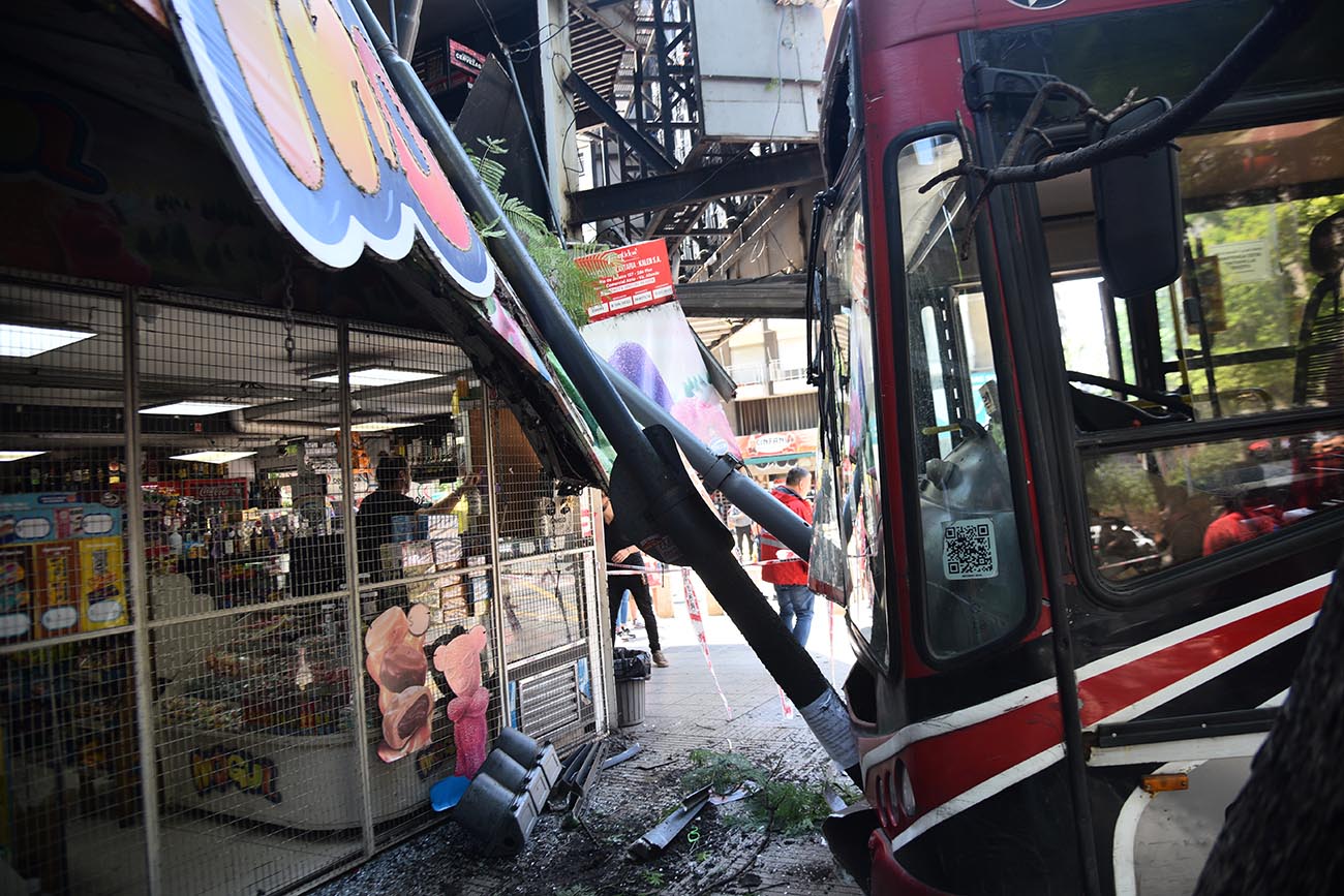 Colectivo de Tamse se incrustó en un quisco en Bv. Chacabuco esquina Bv. Illia. (Pedro Castillo / La Voz)