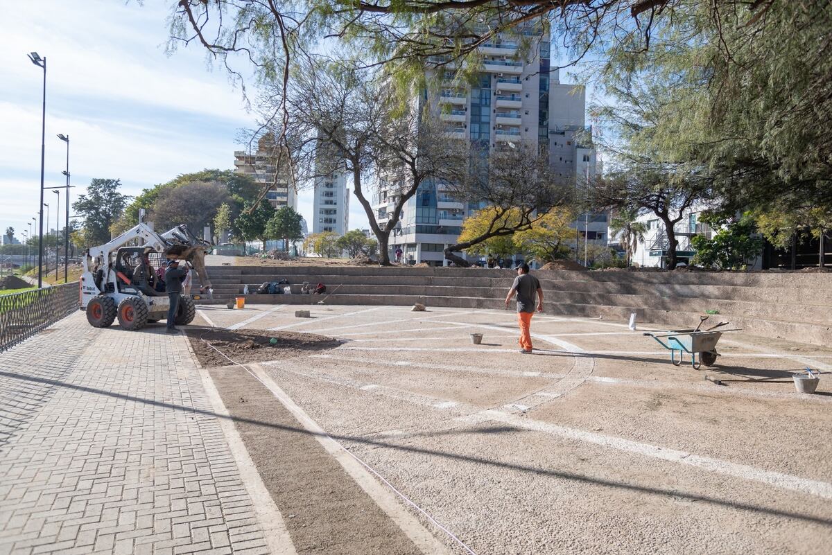 En algunas exedras de plaza Austria ya se colocó el nuevo adoquinado (Municipalidad de Córdoba).