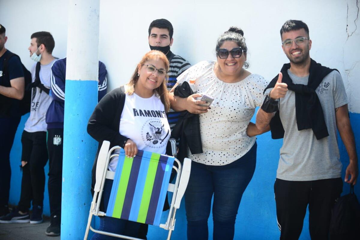 Hinchas de Racing hacen largas filas en el Miguel Sancho para comprar entradas para la final. (José Hernández /La Voz)