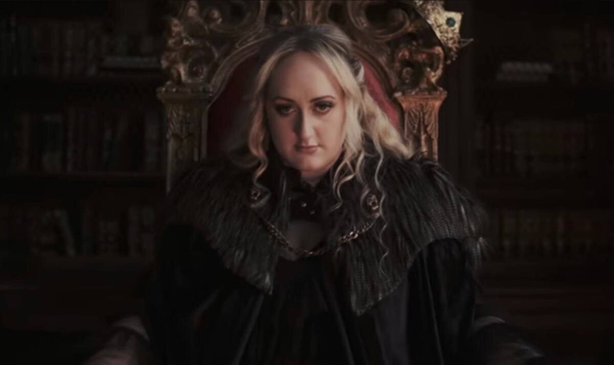 Brittany Broski en "Royal Court". (Foto: captura de pantalla)