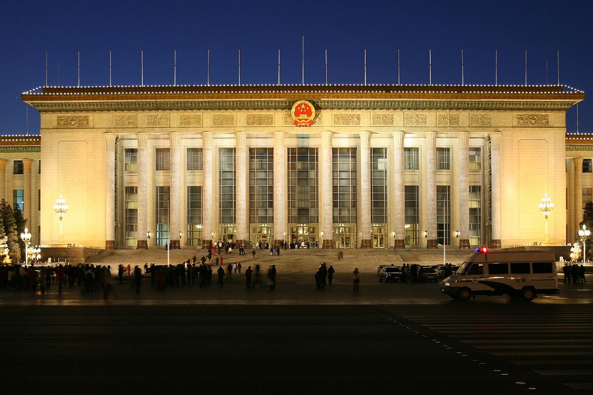 Fue uno de los “10 grandes edificios” construidos para el 10º aniversario de la República Popular China. Wikipedia.