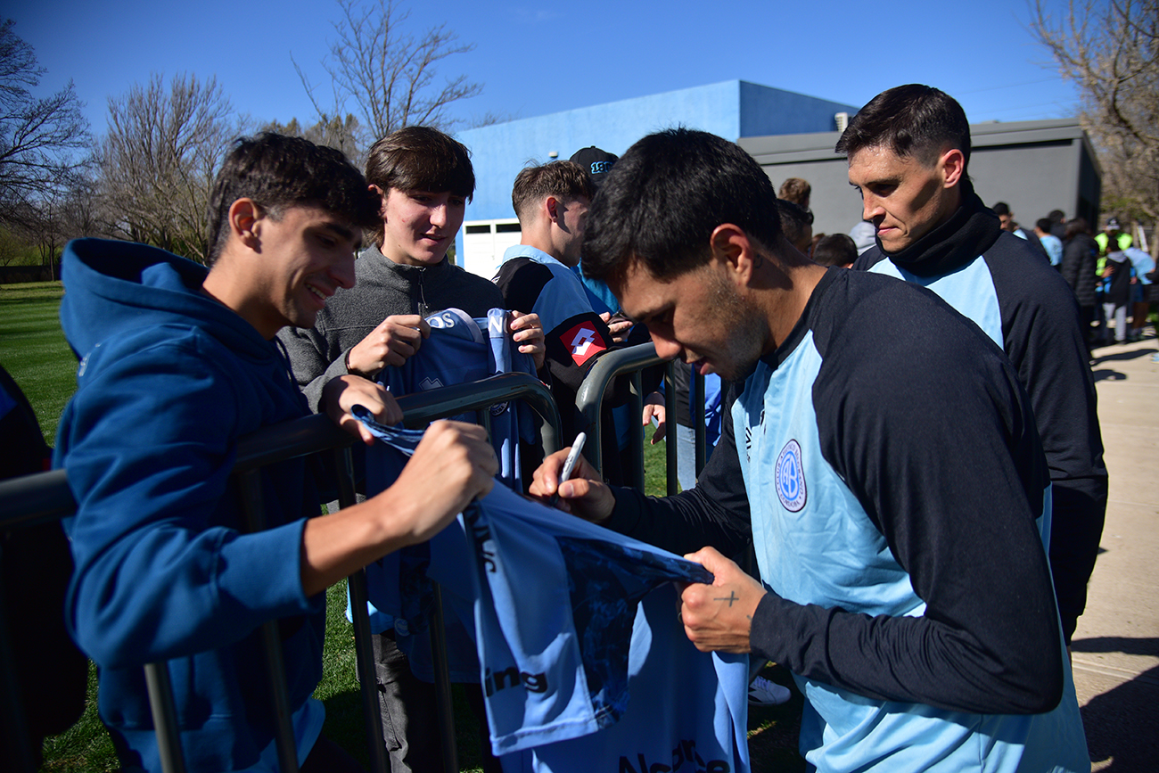 Rodrigo Saravia y Federico Ricca firman autógrafos. (Pedro Castillo / La Voz).