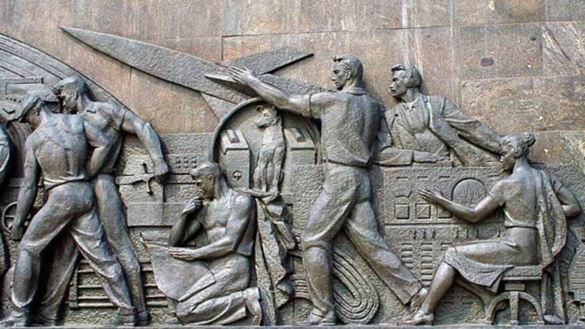 Monumento a los Conquistadores del Espacio, construido en 1964 en Moscú.