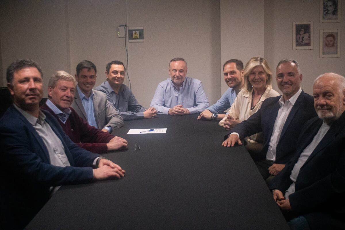 Elecciones 2023: Marcos Bovo, Eduardo Accastello y Martín Gill, junto a todos los referentes del PJ de Villa María. (La Voz)