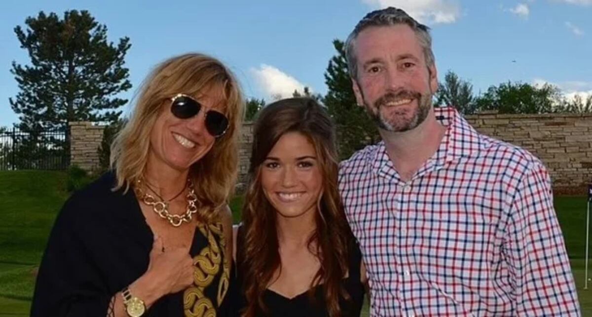 Madeleine, junto a sus papás. (Web)