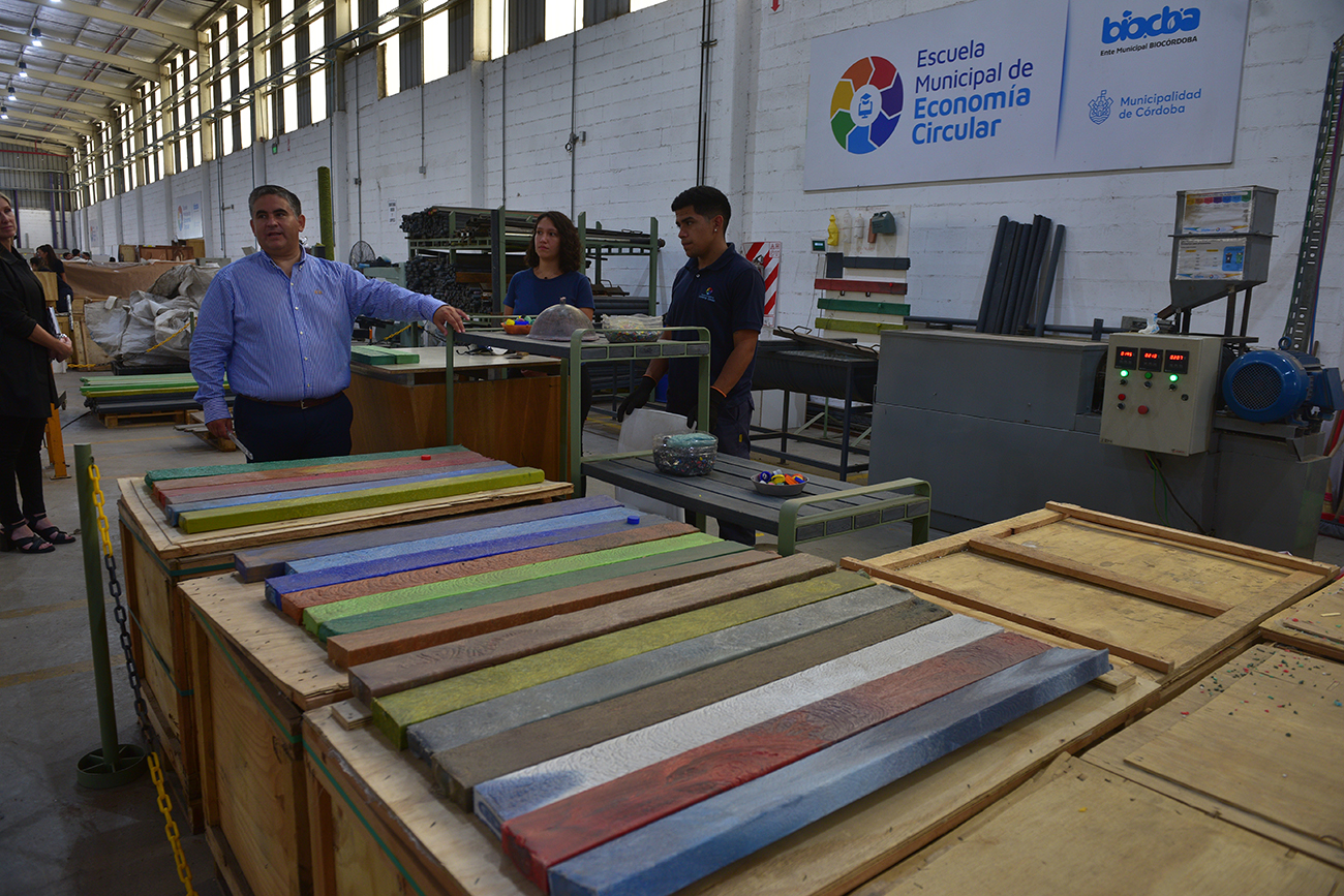 Las maderas plásticas realizadas con plástico reciclado. (Ramiro Pereyra / La Voz)