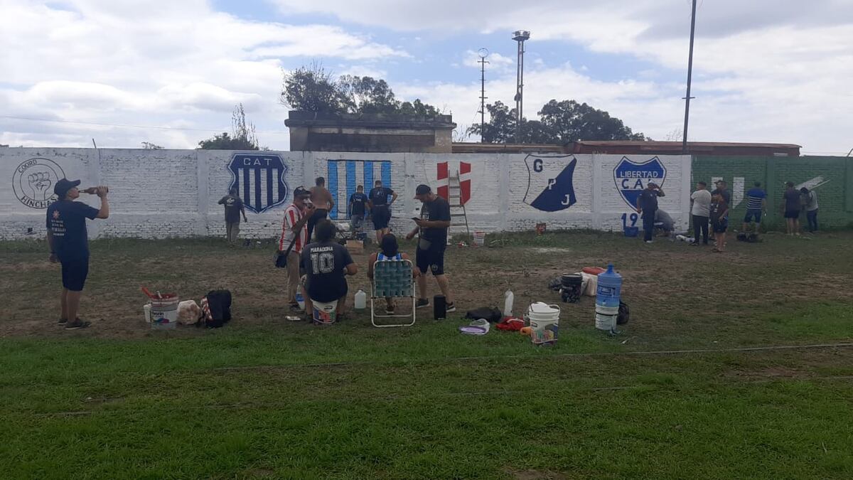 El sábado 9 de diciembre de 2023 distintas agrupaciones de hinchas se reunieron para hacer un mural en conjunto y mandar un mensaje de unidad. (Gentileza Ema Zapata)