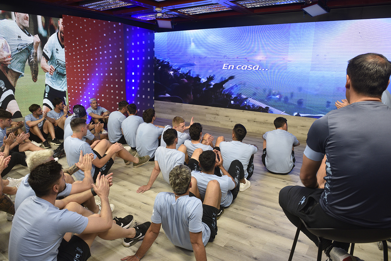 El plantel cuerpo técnico y directivos del Belgrano Campeón 2022 realizó el tradicional brindis de campeones en la sede de La Voz del Interior ( Ramiro Pereyra / La Voz)