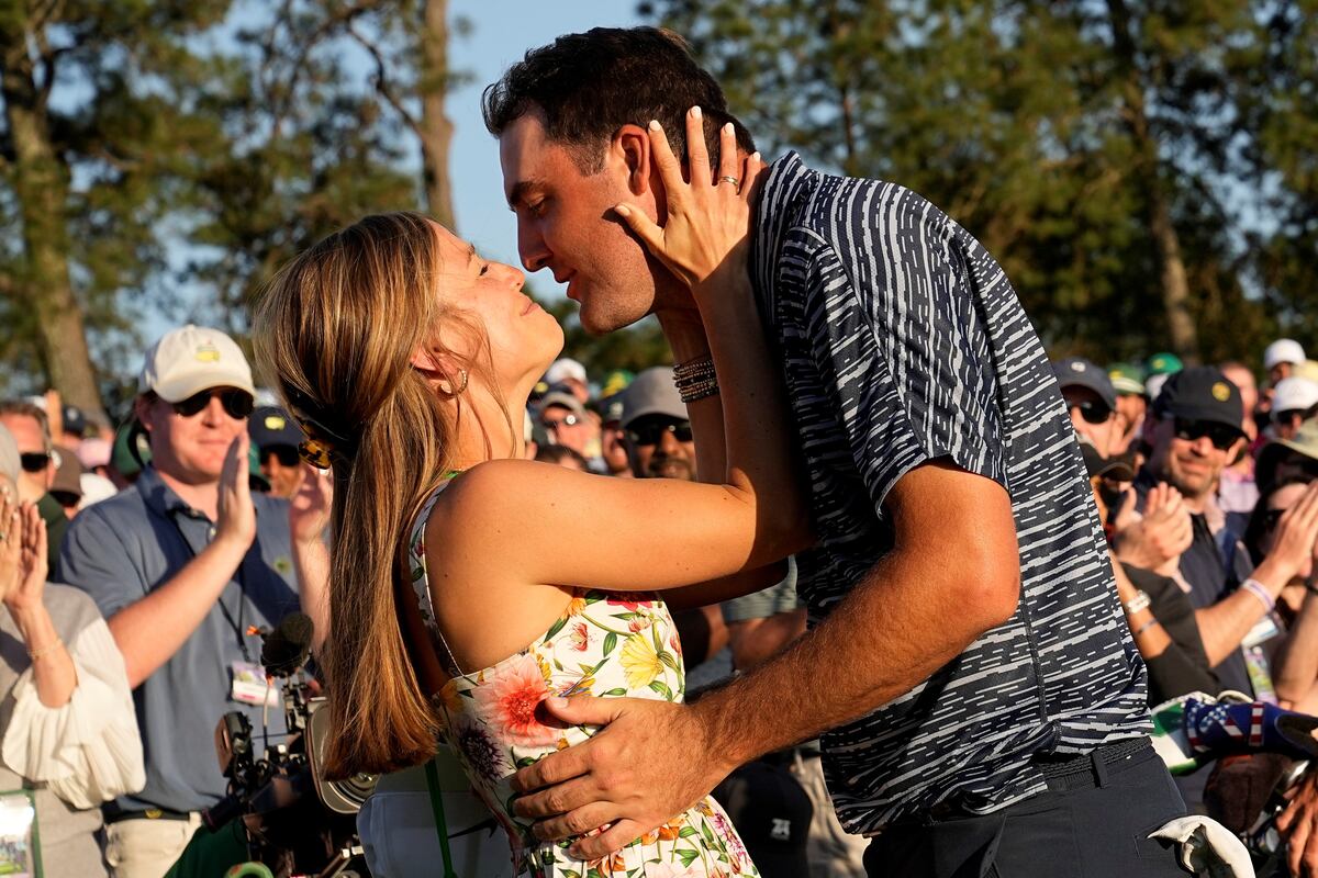 Scottie Scheffle celebra el título en el Masters de Augusta con su pareja. (AP)