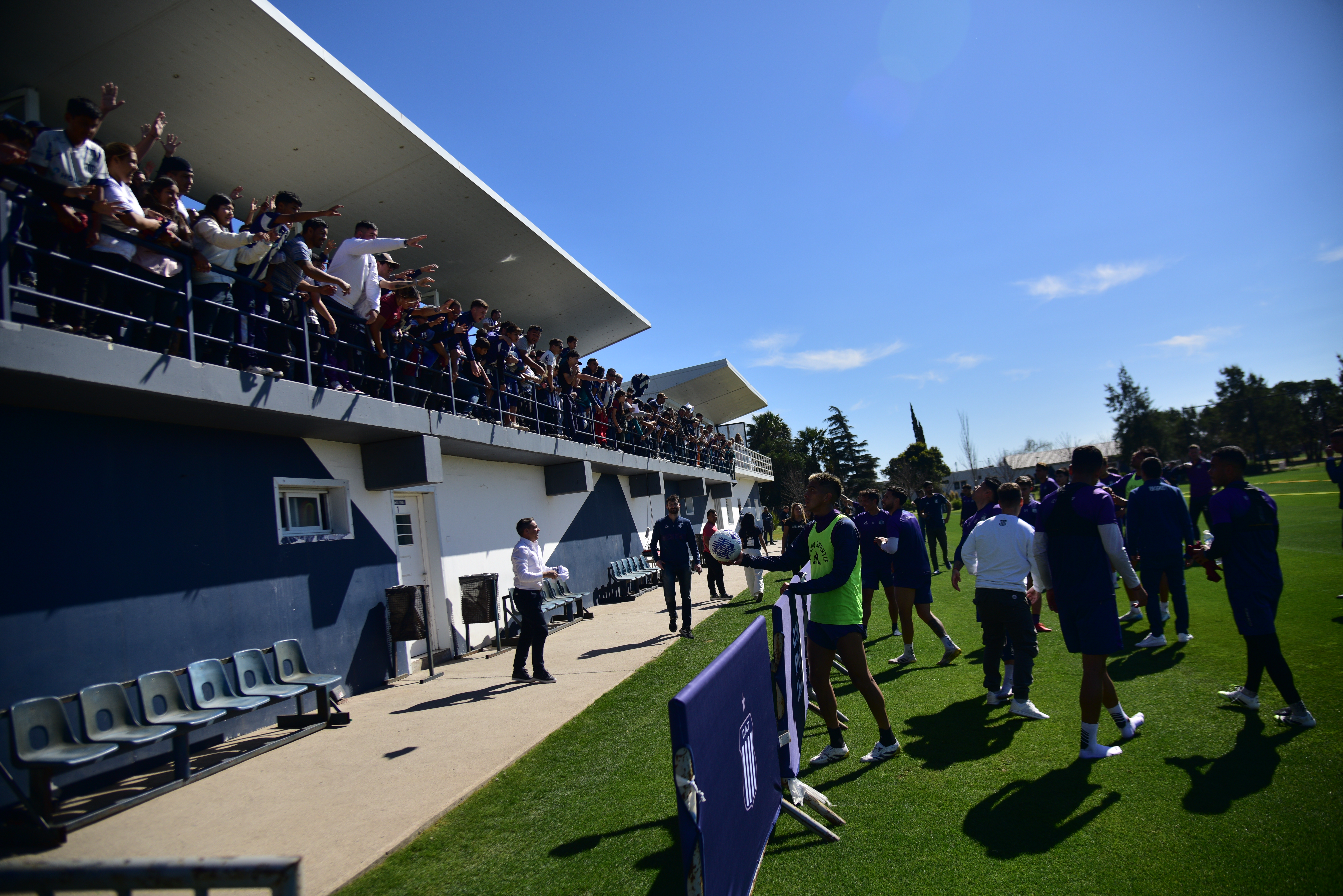 El plantel de Talleres con los socios que fueron a la práctica. (Pedro Castillo / La Voz)