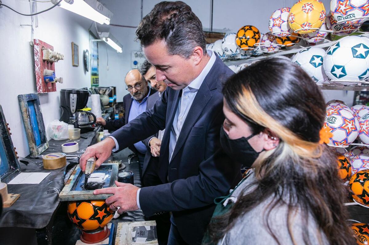 Calvo, de visita a la fábrica Dale Más de Bell Ville.