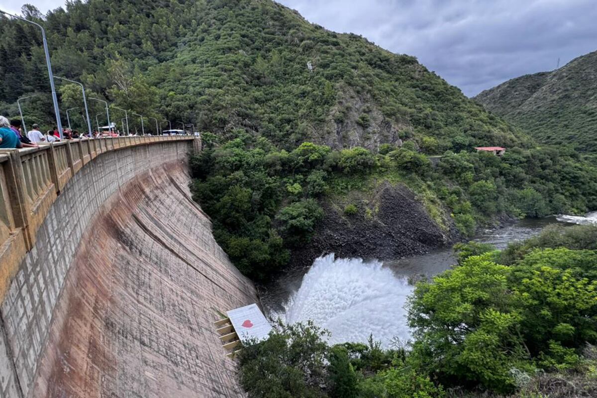 Cola de la novia en el dique san Roque despúes de las intensas lluvias caídas. (La Voz)