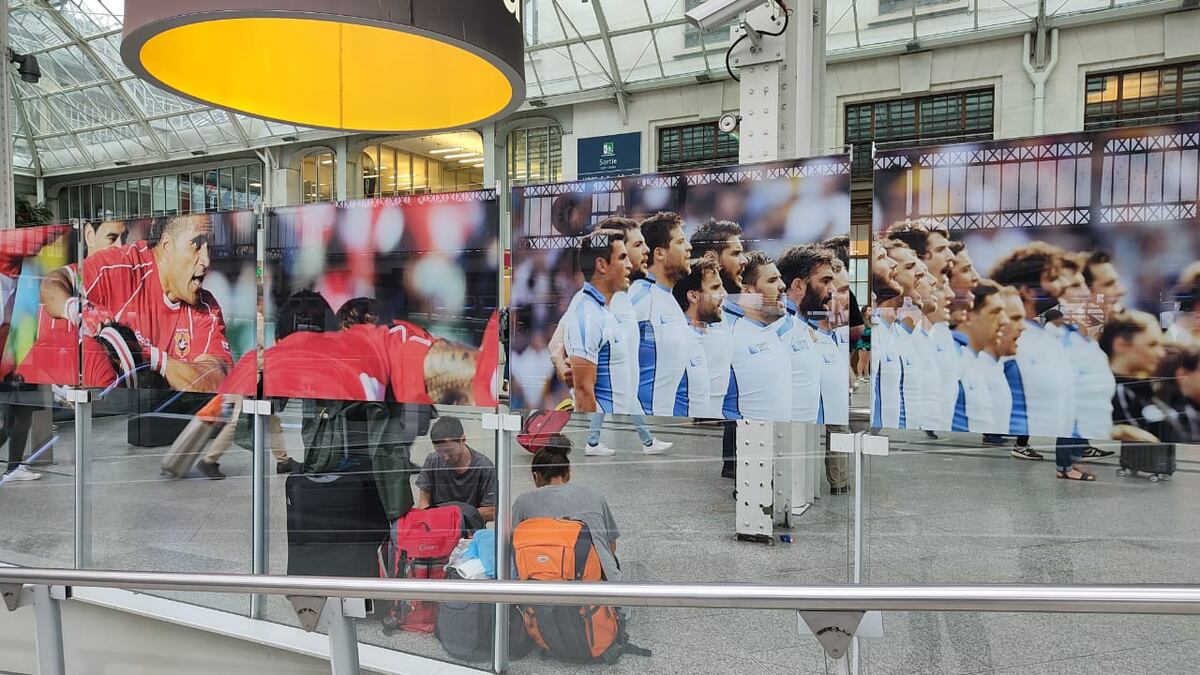Hinchas cordobeses en Francia, haciéndole el aguante a Los Pumas. (La Voz)
