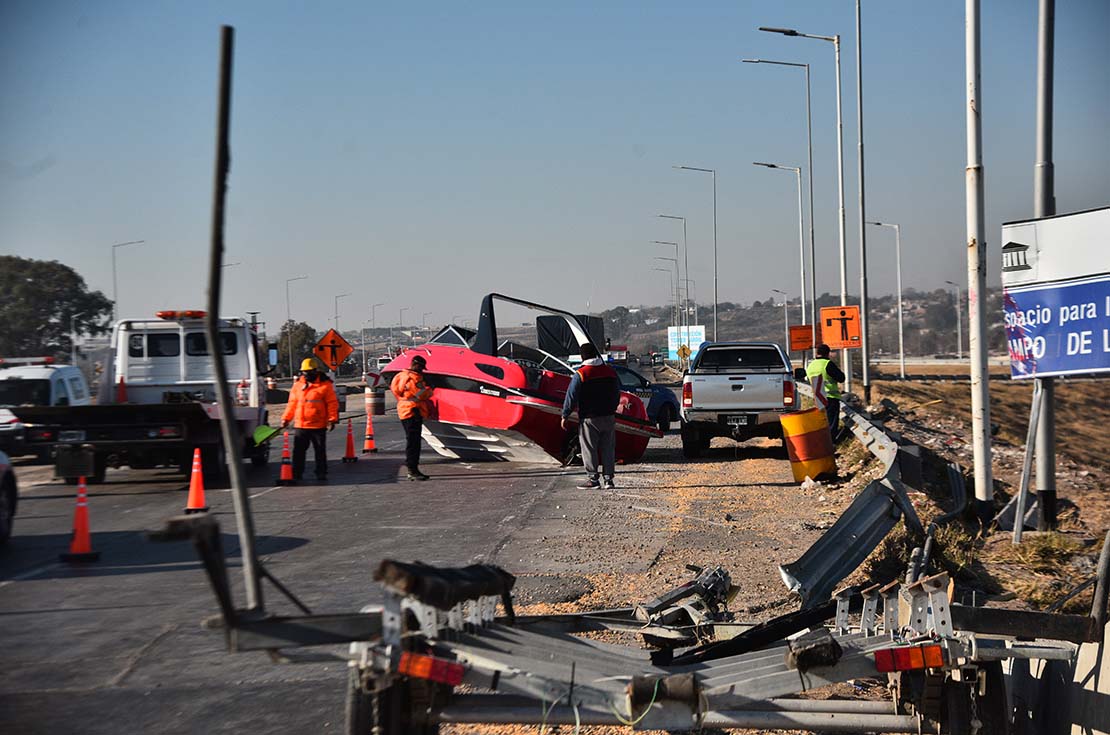 Accidente tráiler que portaba la embarcación lancha tirado por una Toyota Hilux se despistara e impactara contra el guardarraíl
Costanera avenida Circunvalación
Fotografia Pedro Castillo