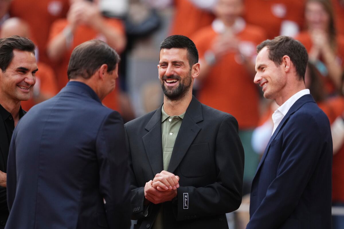 Rafael Nadal (segundo a la izquierda) junto a Roger Federer (izquierda), Novak Djokovic (segundo a la derecha) y Andy Murray (derecha) en un acto de despedida en el Abierto de Francia. (AP Foto/Lindsey Wasson)