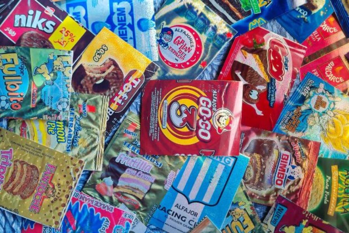 Lucas Accinelli, el argentino que colecciona envoltorios de alfajores hace 26 años. (UNQ)