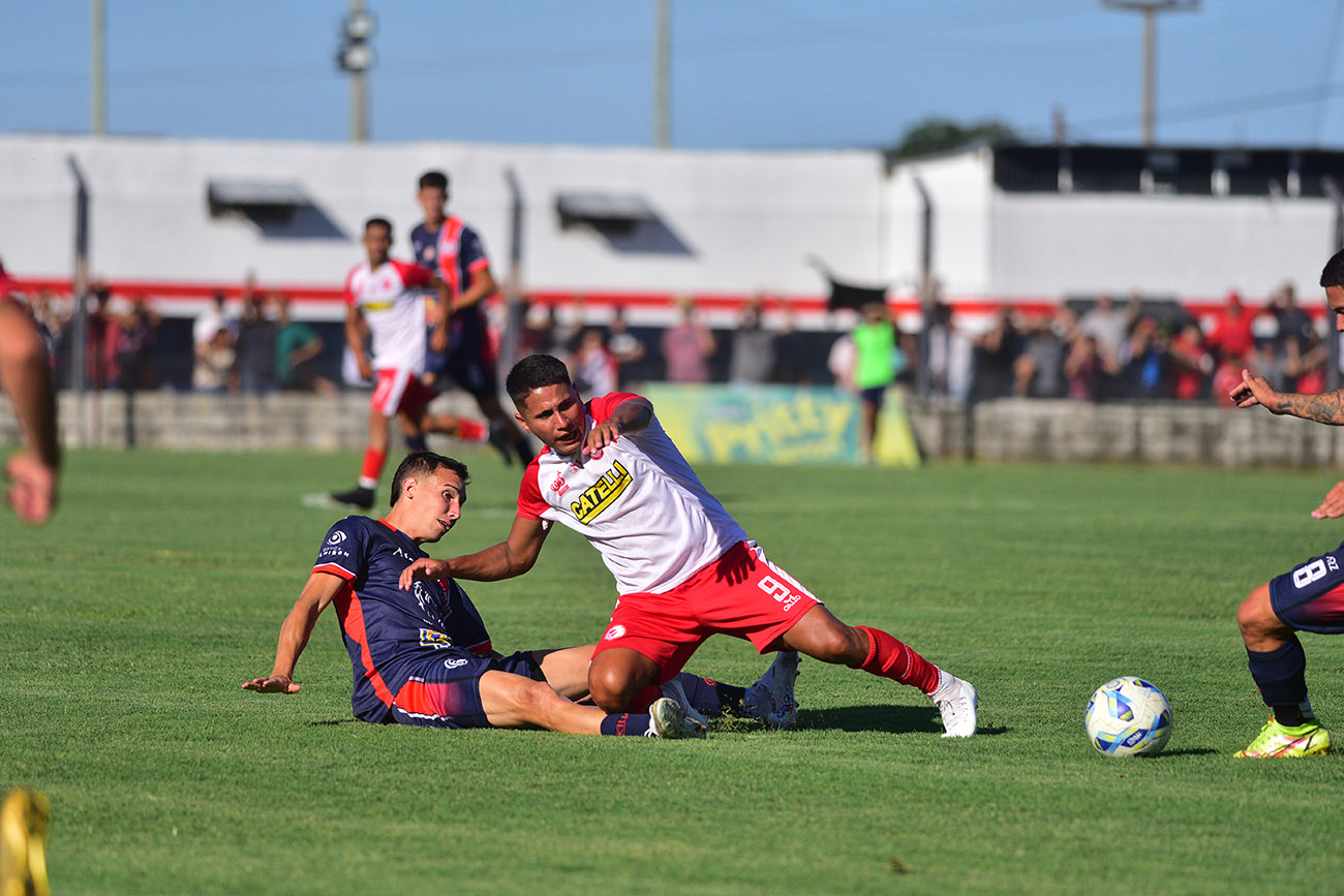 En cancha de Las Palmas, el local y Lambert jugaron el partido de ida de una de las semifinales de la Región Centro del Regional Amateur. Foto: Ramiro Pereyra / La Voz