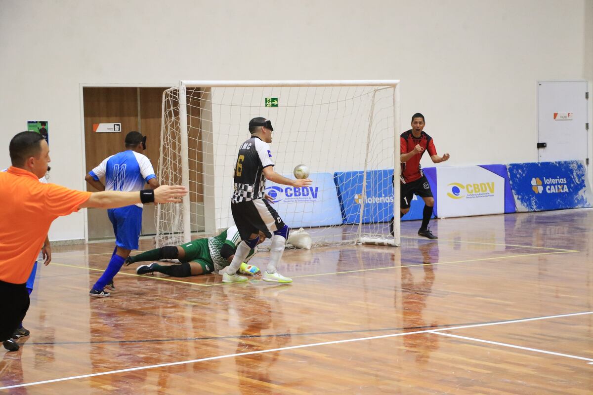 El cordobés Nahuel López junto a su equipo, AMC, en el Campeonato Brasileiro de fútbol 5 Serie A para ciegos. (Gentileza Confederación Brasilera de Deportes para Deficientes Visuales).
