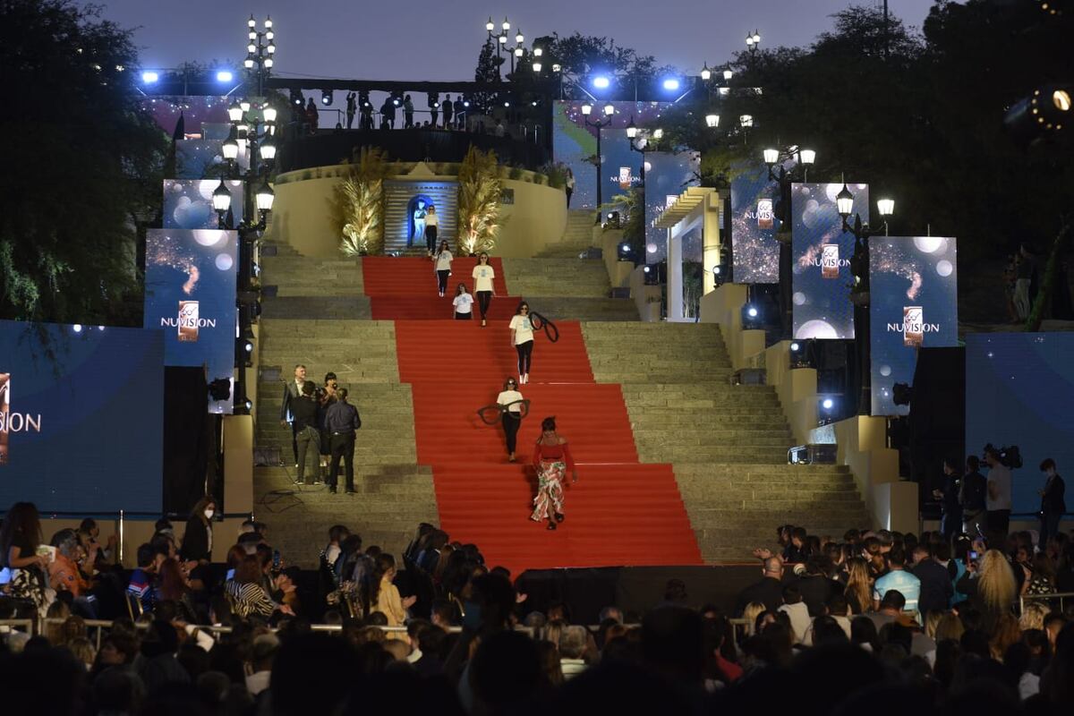 El Desfile Real se lleva a cabo en las escalinatas del Parque Sarmiento. (Facundo Luque)