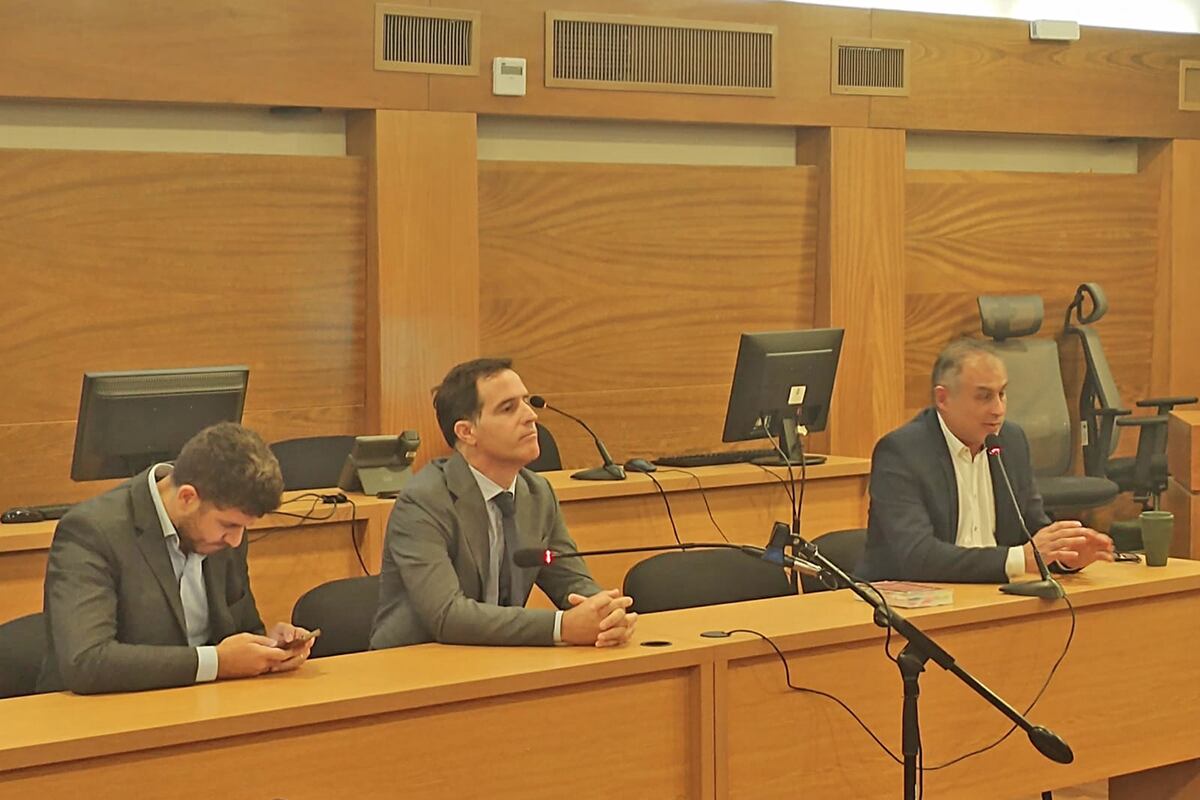 Acusadores. Los querellantes particulares y el fiscal de cámara Marcelo Hidalgo (derecha). (La Voz)