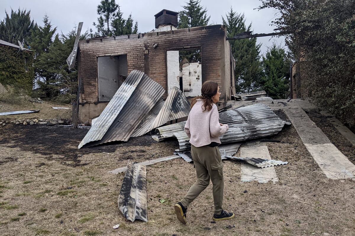 Incendios en Villa Yacanto. El impacto del fuego en casas y cabañas. (La Voz)