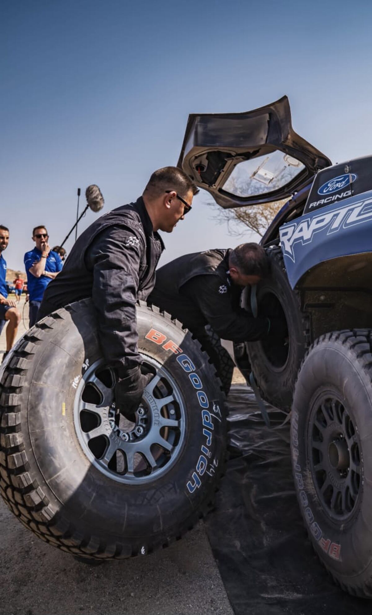 Juan Manuel, durante un "pit stop", en el que se cambian los neumáticos de los coches del Dakar como en un Gran Premio. (Gentileza)