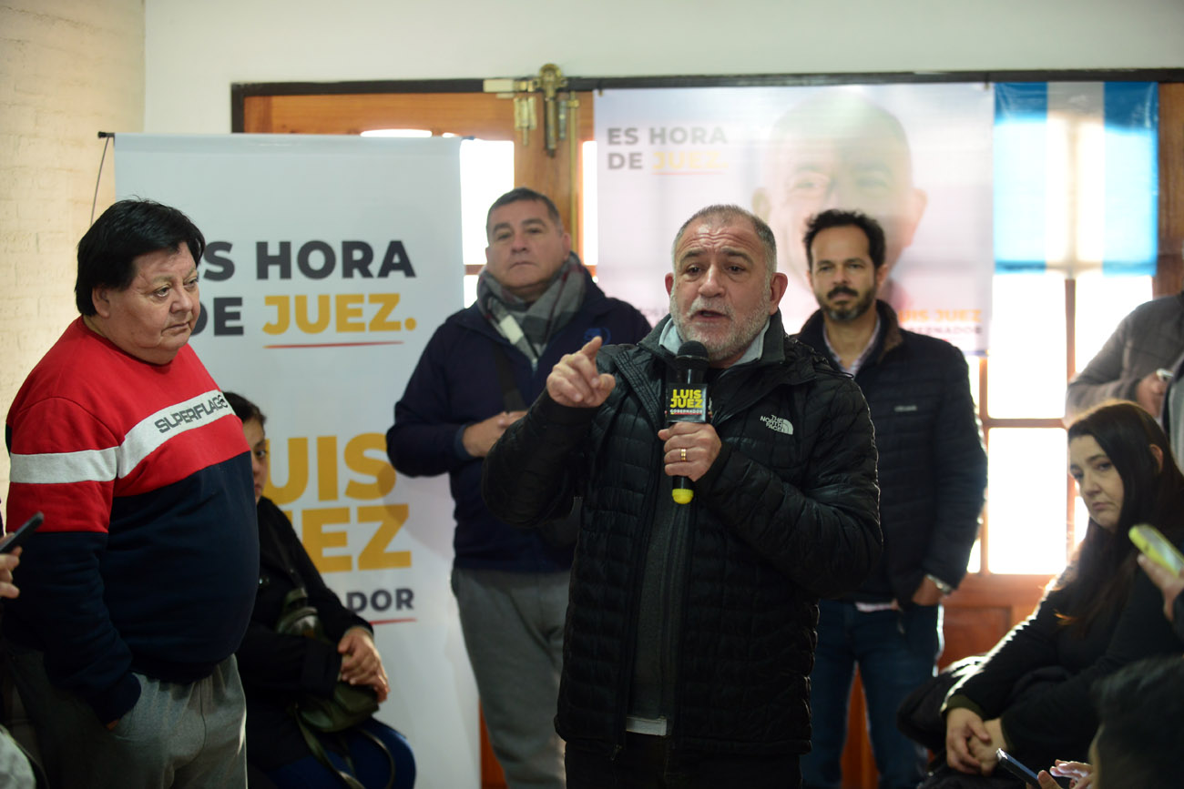 Luis Juez en un acto de campaña en barrio Talleres. (Nicolás Bravo / La Voz)