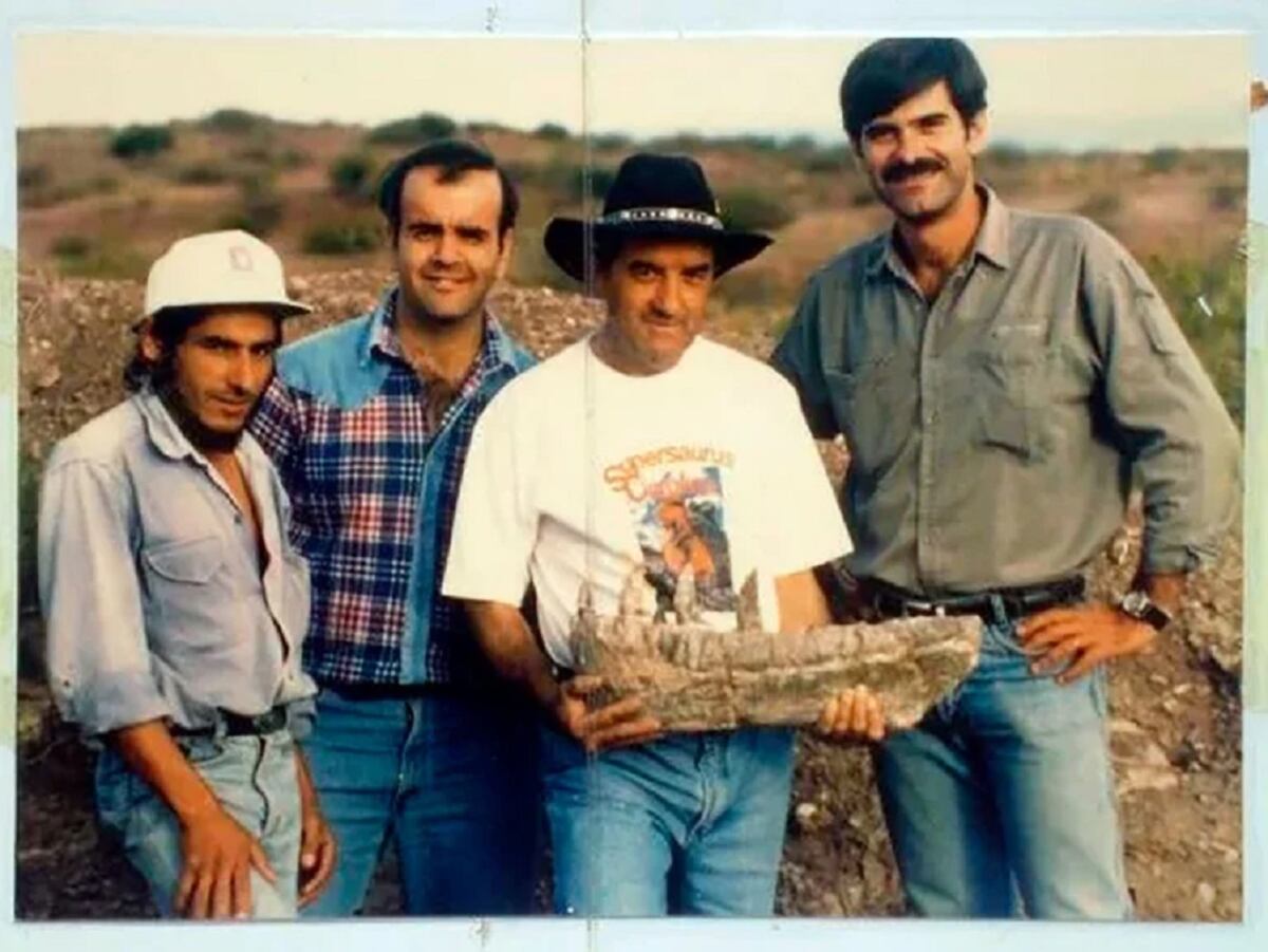 Los científicos junto con Rubén Carolini, quien encontró los primeros huesos del Giganotosaurus en 1993. (Archivo / Gentileza)