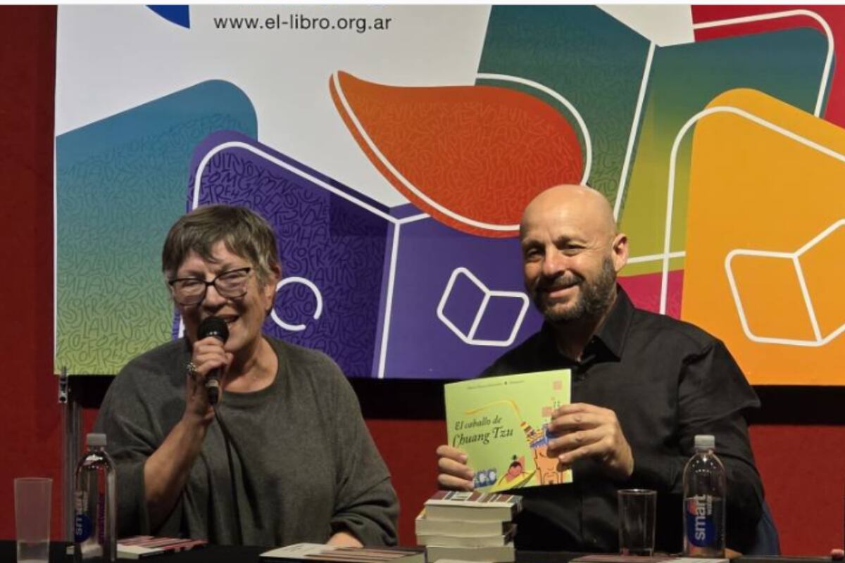 Raúl Sansica, presidente de Agencia Córdoba Cultura junto a María Teresa Andruetto, escritora invitada por el "Día de Córdoba" en la Feria del Libro de Buenos Aires 2025.